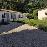 A L'Ombre Des Pins