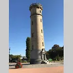 Au Pied Du Phare...