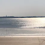 Le Cezembre, Au Pied De La Plage