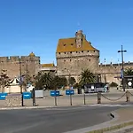 Le Cezembre, Au Pied De La Plage