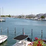 Superbe Marina Spacieuse En Face De La Plage!