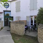 Studio Avec Terrasse Et Parking 200M Plage Et Commerces