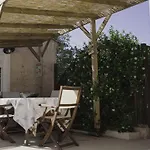 Une Petite Maison Entre Vignes Et Mer