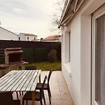 Maison De La Roseraie, 6 Couchages Et Beau Jardin