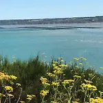 Apt De Charme, Les Pieds Dans L'Eau