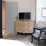 Luxueux Mas Provencal Immerge Dans La Nature