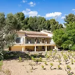 Luxueux Mas Provencal Immerge Dans La Nature