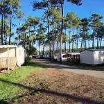 Bungalow Confortable A Saint-Julien-En-Born Avec Piscine Partagee