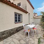 Meuble Trois Etoiles Au Premier Etage D'Une Maison Typique