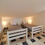 Meuble Trois Etoiles Au Premier Etage D'Une Maison Typique