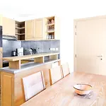 Charming 6Th-Floor 2-Bedroom Apartment With Fireplace