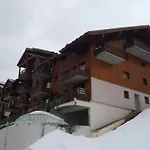 Skis Aux Pieds Station 1800 Dame Blanche