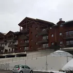 Skis Aux Pieds Station 1800 Dame Blanche