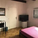 Chambre Climatisee Avec Sdb Privee Dans Une Villa Avec Piscine Ouverte D'Avril A Mi Octobre