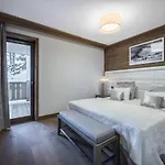 Appartement Neuf Centre Courchevel Village, Proche Commerces Et Pistes, Parking Et Fitness Inclus - Fr-1-562-33
