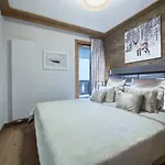 Appartement Neuf Centre Courchevel Village, Proche Commerces Et Pistes, Parking Et Fitness Inclus - Fr-1-562-33