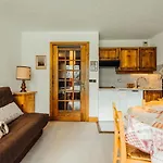 Studio With Balcony And Views Of The Golf Course And Surrounding Mountains