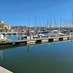 Bel Appartement Situe Au Bout Du Port