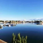 Bord De Mer Et Pieds Dans L'Eau