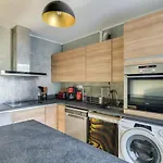 Appartement 2 Chambres, Dernier Etage, Parking Gratuit Dans Residence, Balcon & Coucher De Soleil