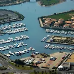 Bateau A Quai Village Naturiste