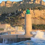 Le Cezanne Au Centre De Cassis
