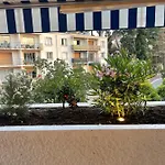Le Cezanne Au Centre De Cassis