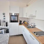 Studio Centre-Ville Royan : Plages Et Commerces A Pied, Balcon, Parking Gratuit - Fr-1-550-7