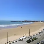 Studio 2* Avec Balcon Face A La Mer, Ascenseur, Proche Plage Et Commerces, 2 Pers. - Fr-1-197-387
