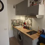 Superbe Studio Renove Avec Vue, Piscine Et Balcon