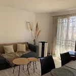 Bel Appartement Sur Le Port Du Brusc Avec Sa Place De Parking Privative.