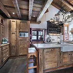Superbe Chalet Avec 5 Chambres, Jacuzzi Et Services De Luxe, A 300M Des Pistes A Courchevel Village - Fr-1-562-21