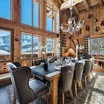Superbe Chalet Avec 5 Chambres, Jacuzzi Et Services De Luxe, A 300M Des Pistes A Courchevel Village - Fr-1-562-21