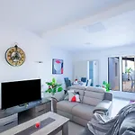 Superbe Appartement A 2 Pas Des Halles, Climatise, Terrasse, Garage