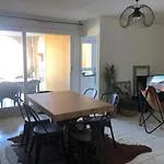 Chambre Dans Appartement Avec Vue Sur Le Port