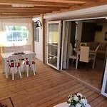 Mobile Home Avec Terrasse Et Piscine.