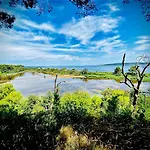 Au Clair De La Lagune