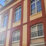 Au Coin Du Quai Entre Mer Et Port De Plaisance