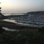 Bateau A Quai De 2 Cabines
