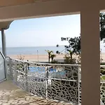 Appartement Pmr Avec Balcon, Piscine, Parking Et Plage A La Tranche-Sur-Mer - Fr-1-194-229