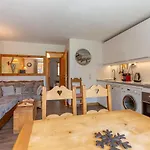 Appartement Confortable Aux Pieds Des Pistes Avec Parking A Val-D'Isere - Fr-1-694-226
