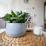 Fully Equipped Apartment Ideal For 2 People