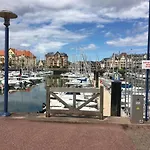 Appartement 3 Pieces En Rez-De-Jardin Avec Vue Sur Marina A Port Guillaume - Fr-1-487-316