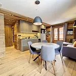 Appartement Renove Avec Balcon, Ski Aux Pieds, Secteur Calme A Val D'Isere - Fr-1-518-115