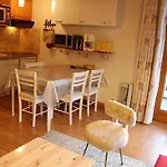 Appartement T2 Centre Village Avec Balcon & Cheminee, Proche Piscine Et Pistes - Fr-1-459-72