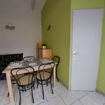 Appartement Renove 2 Pieces Avec Mezzanine, Terrasse Et Acces Direct Plage - Fr-1-326-748