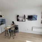 Fully Equipped Apartment 5Min From The Train