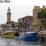 L'Aube Ensoleillee Entre Plage Et Pinede