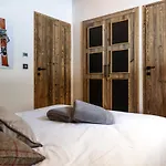 Spacious And Modern Apartment With Views