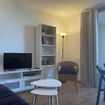 Appartement Renove Avec Clim, Parking Et Terrasse A 500M Du Port - Fr-1-225C-113